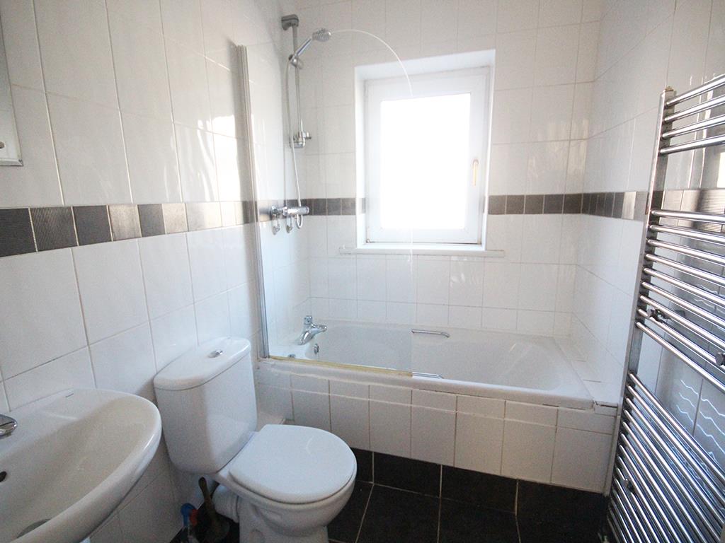 3 bedroom terraced house To Let in Barnoldswick - IMG_2177.jpg